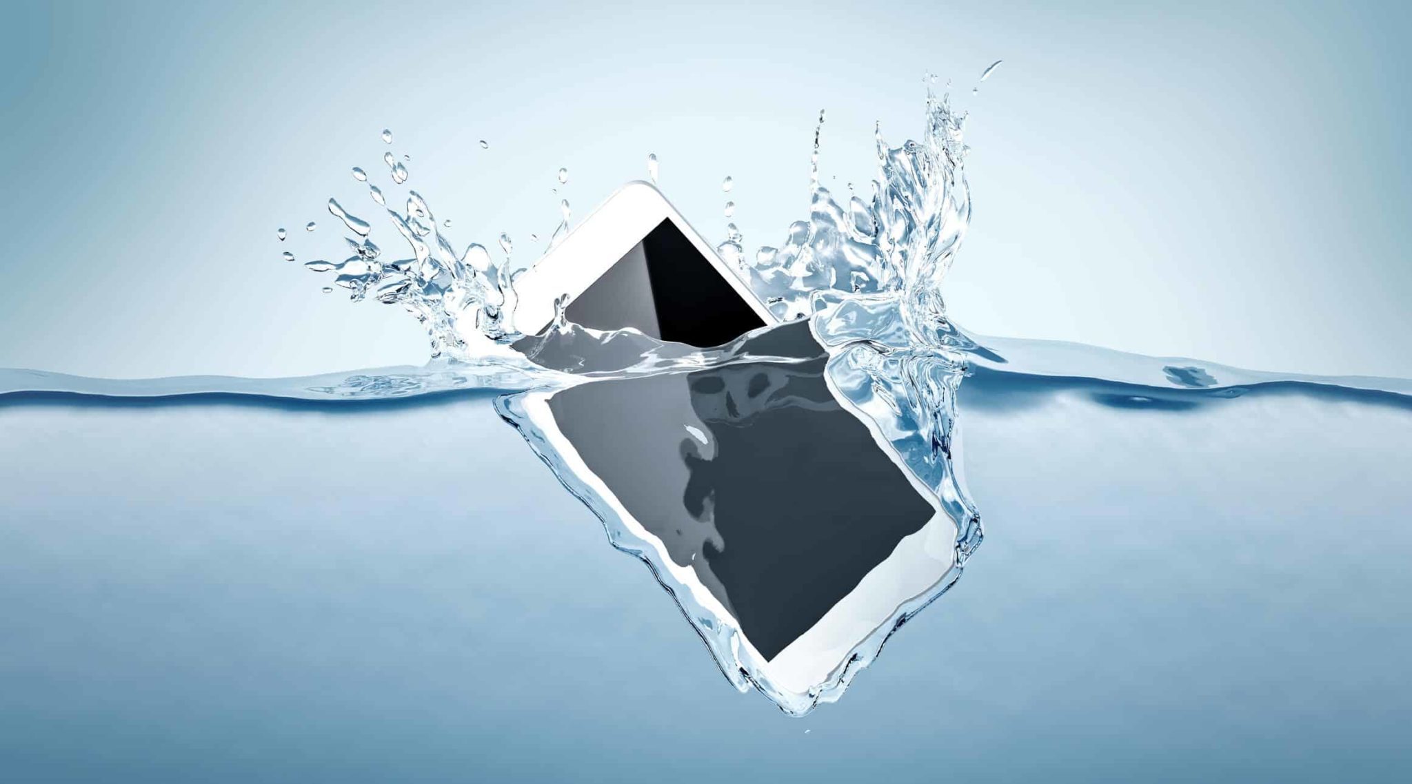 iphone mergulhando numa quantidade grande de agua