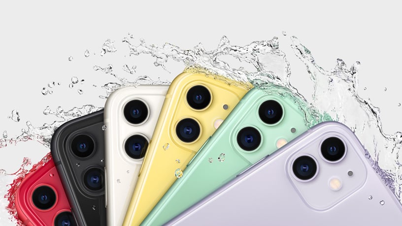 iPhones 11 de todas as cores levando um jato d'água